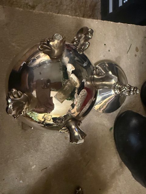 vintage-silverplate-bottom-view-ornate-feet.jpg Bottom view of the vintage silverplated sugar bowl showing ornate feet and underside condition.