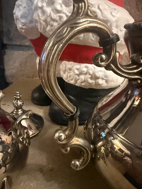 vintage-silverplate-handle-ornate-scrollwork.jpg Close-up of the ornate scroll handle on the vintage silverplated coffee pot with black heat band.