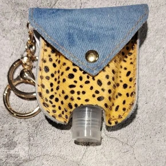 Mini Bottle Holder Keyring – Clip-On Travel Accessory